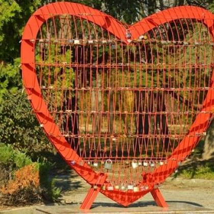 Романтиката бие студа! Двойка ще сключва брак на