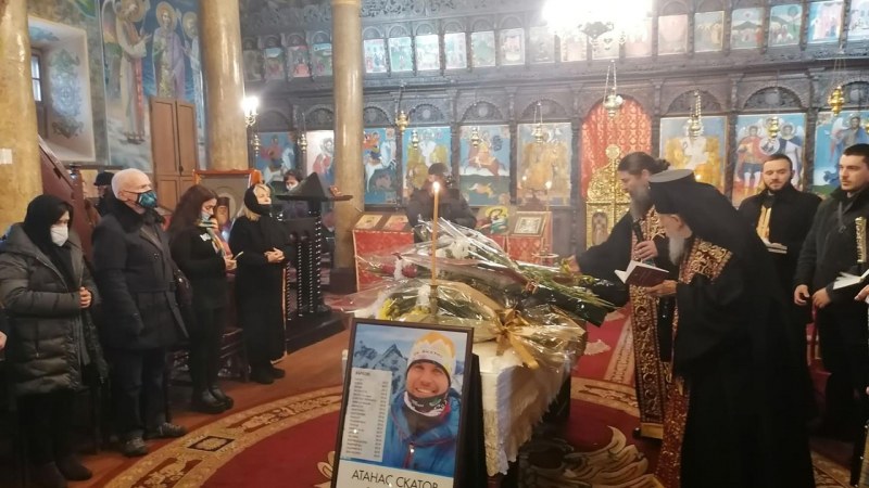 Стотици склониха глава пред Скатов в сливенския храм. Сбогом!