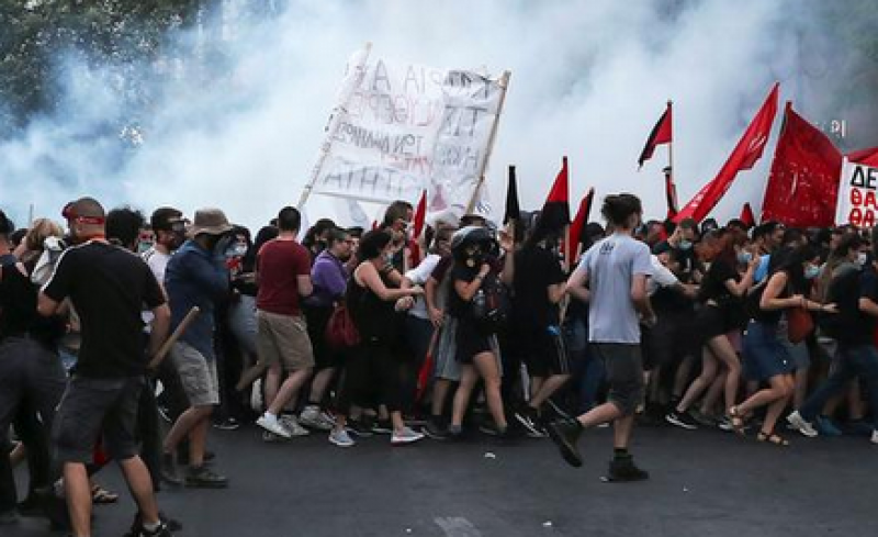 Властите в Гърция разпръснаха  протестиращи срещу мерките