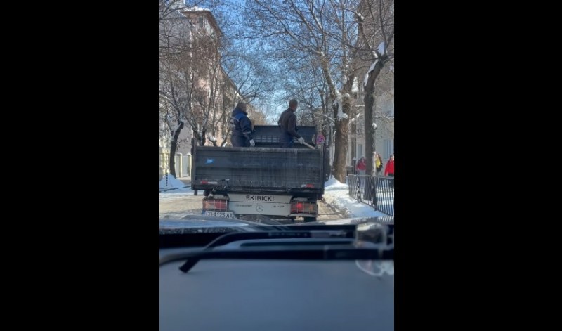 Така се чисти тротоар – замерват хората със… сол ВИДЕО