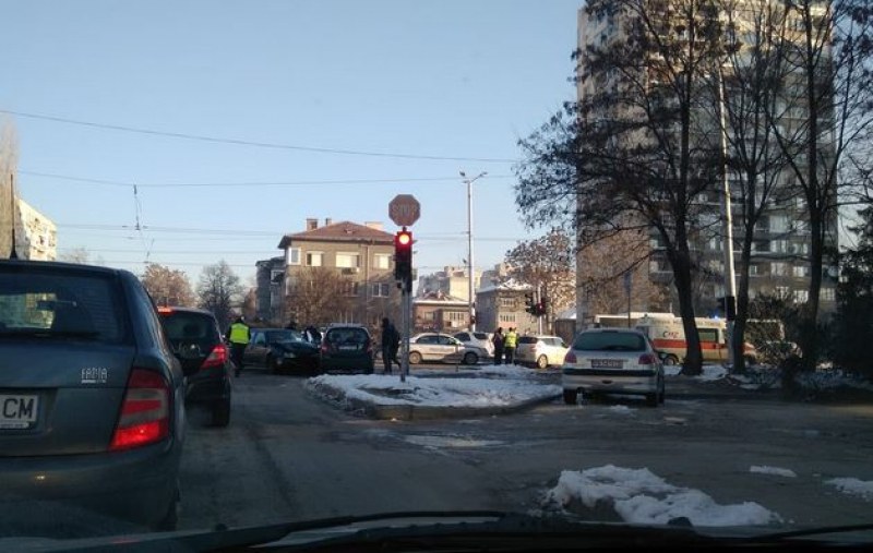 Катастрофа между три коли в Пловдив, линейка е на място