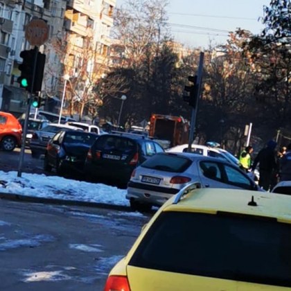 Двама души пострадаха при инцидента с три коли в Пловдив