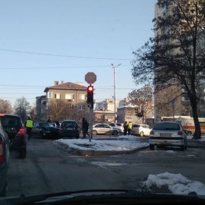 Катастрофа между три коли в Пловдив, линейка е на място