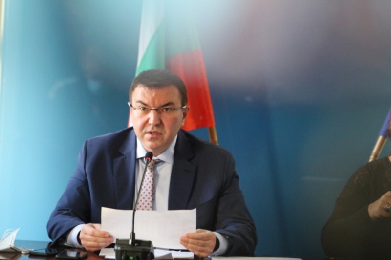 Държим пандемията на каишка и отпускаме мерките на 14 дни. Има скок, но…