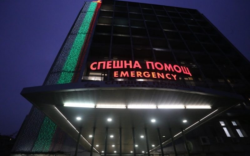 Мъж се самонаряза целия! Приеха го в 