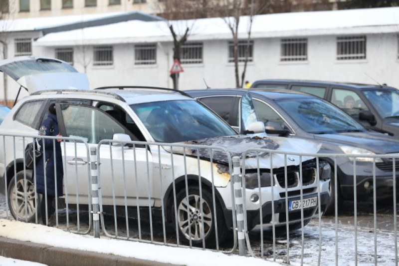 Ново BMW лумна на столично кръстовище. Ранени няма, има трафик СНИМКИ