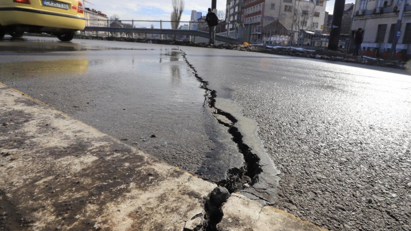 След 22 млн. и 7 г. по-късно… Лъвов мост се цепна през средата СНИМКИ