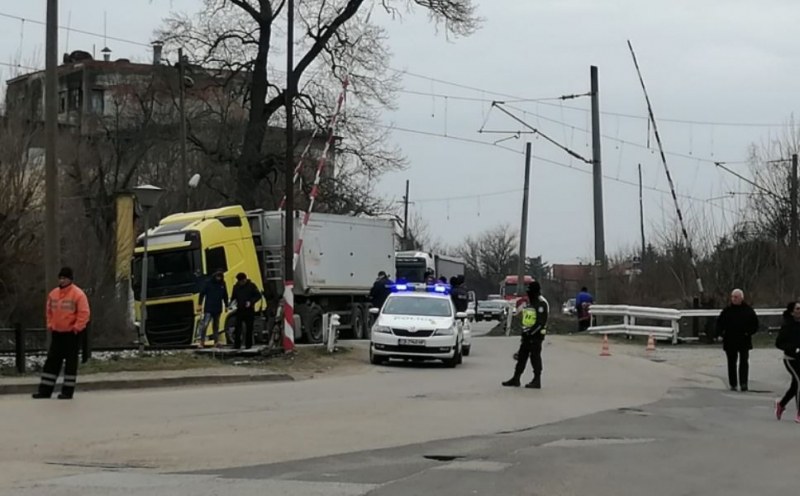 Влак и тир се блъснаха на жп прелез СНИМКА