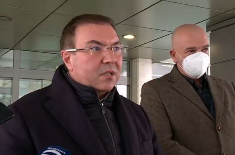 Ангелов: По-добре хората да чакат за ваксинация, отколкото линейката