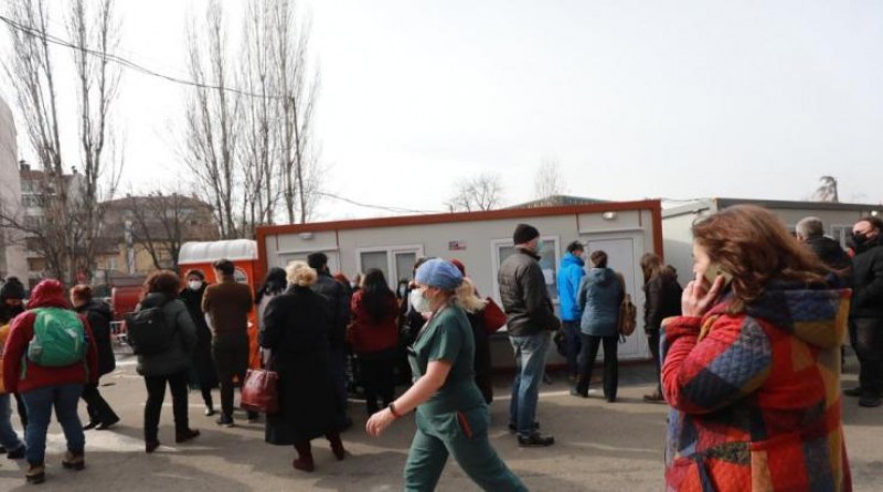 Масовата ваксинация доведе до опашки пред болници в градовете!