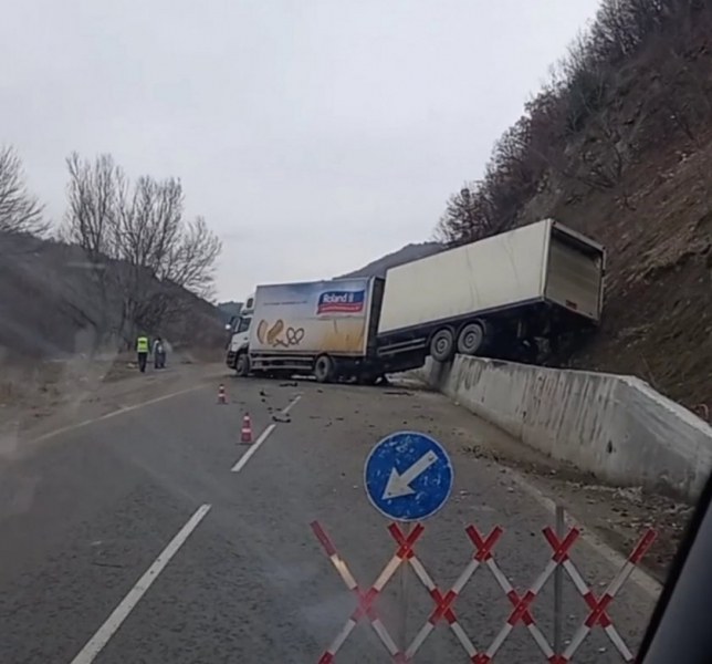 Тир се качи на подпорна стена, затруднява движението