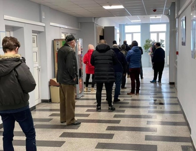 Огромен наплив! Държавата отваря денонощни ваксинациони кабинети