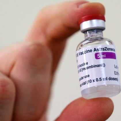 Страхове, слухове... Какъв точно е проблемът с ваксината на AstraZeneca?