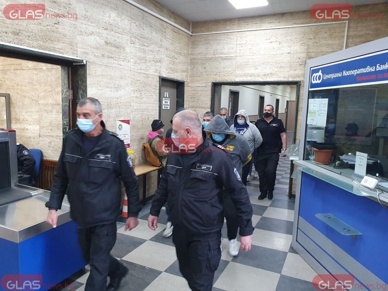 Постоянен арест за сводниците и проститутката от разбития бардак в Пловдив СНИМКИ