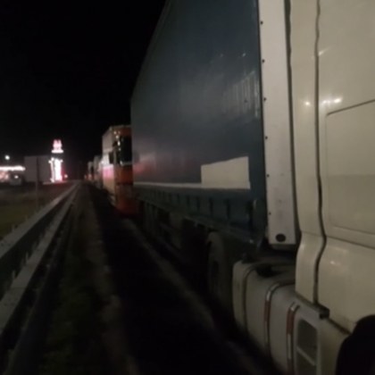 Километрична опашка от тирове на наша граница заради абсурдно решение СНИМКИ