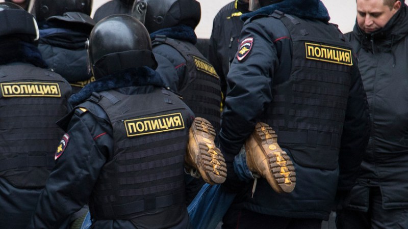 Укриващ се престъпник покани момиче на среща, 