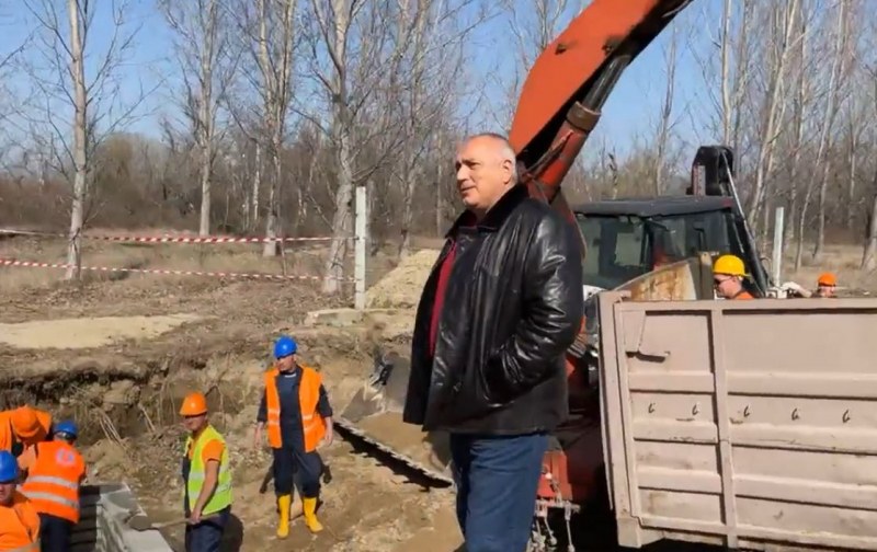 Борисов инспектира изграждането на дублиращи кладенци в Брестовица