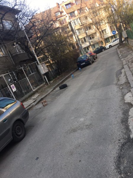 Камък, гума и бутилки – новата ни паркинг система