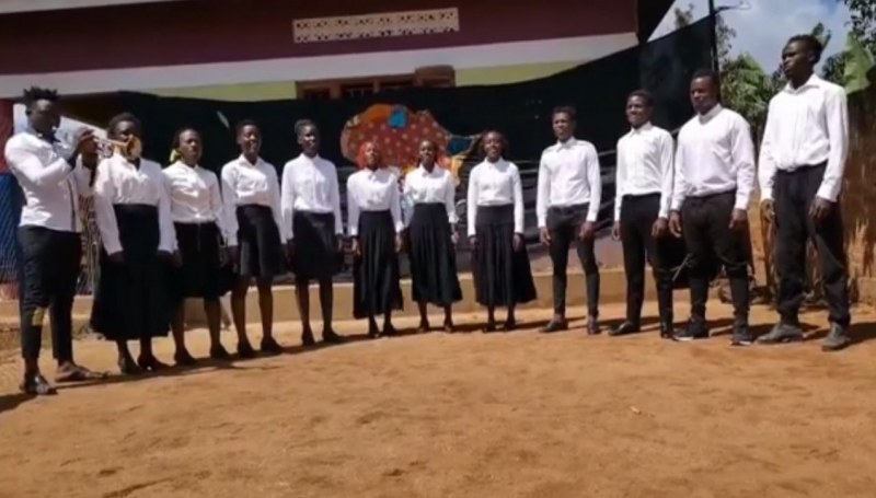 Децата в Уганда запяха българския химн!