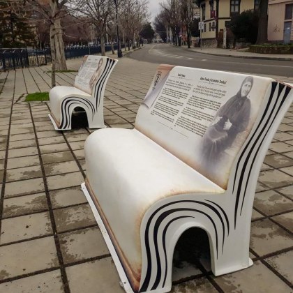 Празничен патриотизъм – пейки като книги са поставени из Русе СНИМКИ
