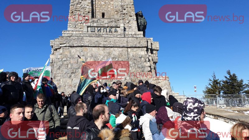 Десетки българи се събраха на Шипка СНИМКИ