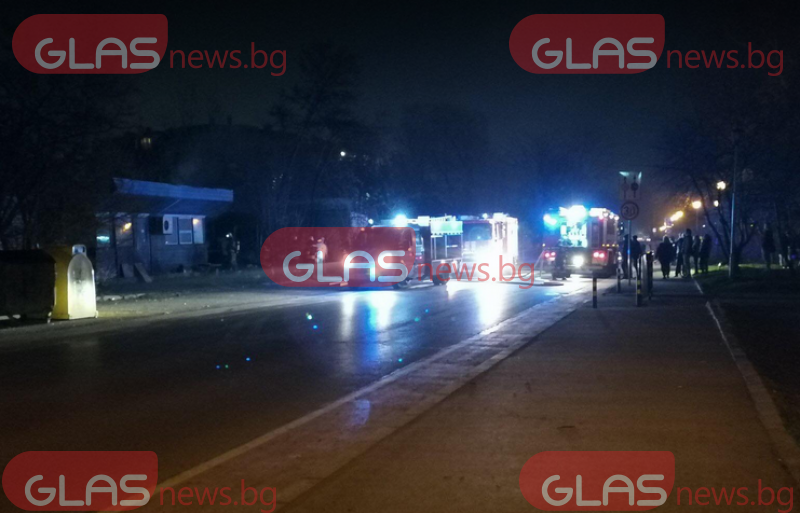 Пожар избухна в Пловдив, затвориха част от улица СНИМКИ