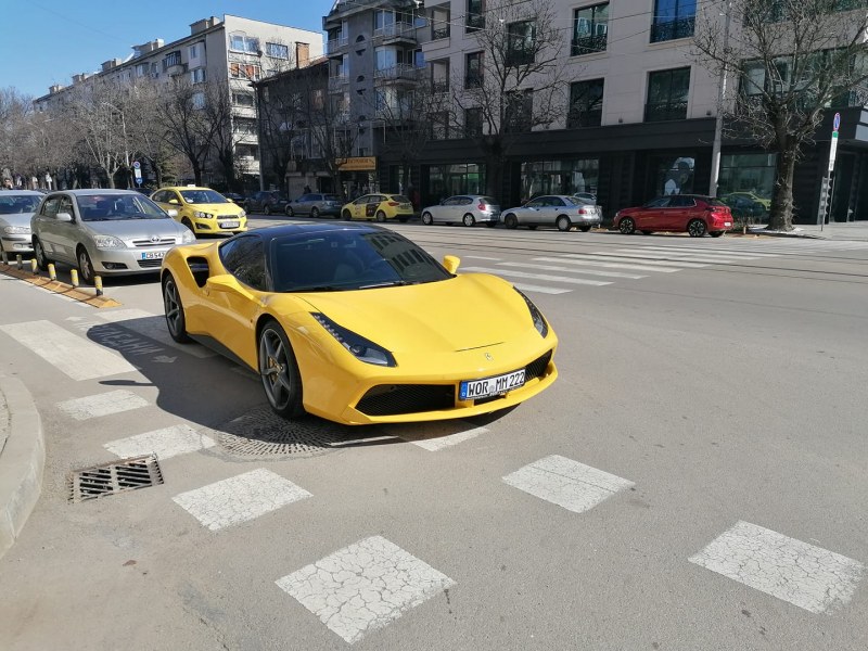 Прав им път на пешеходците. Едно Ферари с цвят жълт – наглее!
