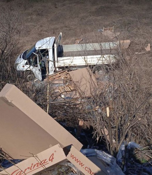 Камион се обърна в канавката до Пловдив, има пострадала жена СНИМКИ