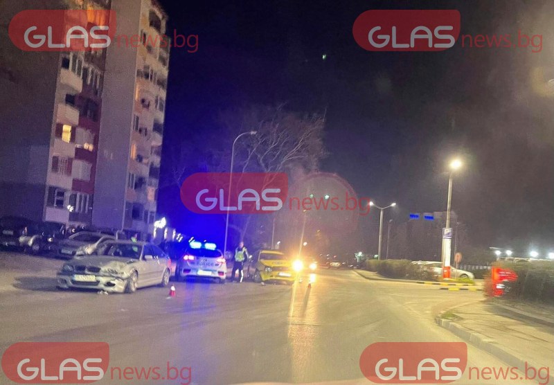 Тежък удар между такси и БМВ в Пловдив, полиция е на място СНИМКИ