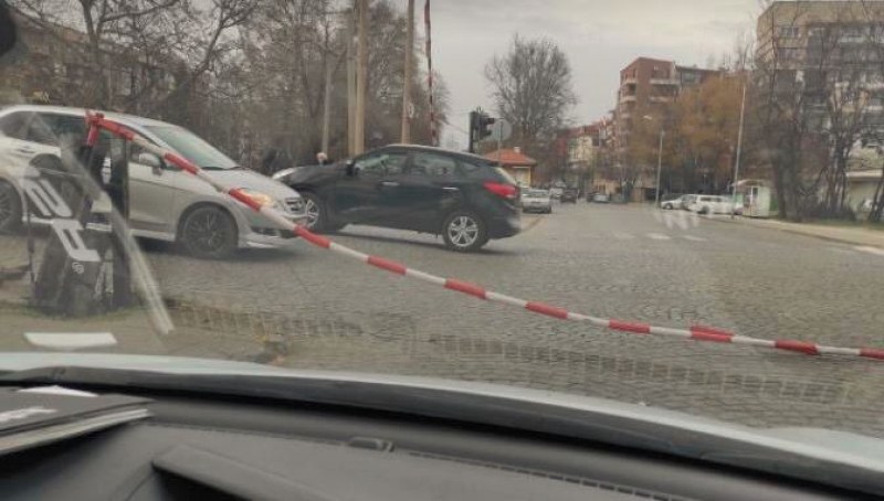 Бариера е потрошена на жп прелез в Пловдив, движението е затруденно