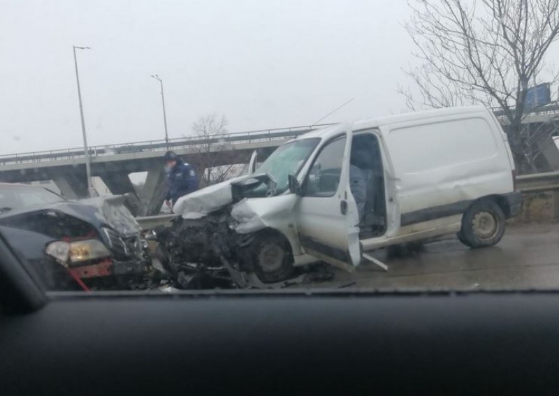 Тежка челна катастрофа в София, шофьор е в болница СНИМКА