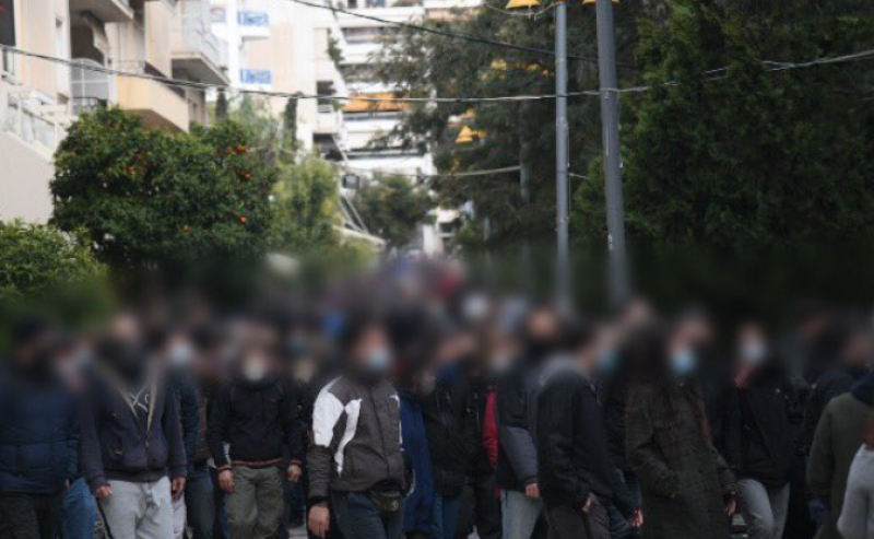 Десетки нападнаха четирима полицаи в Атина ВИДЕО