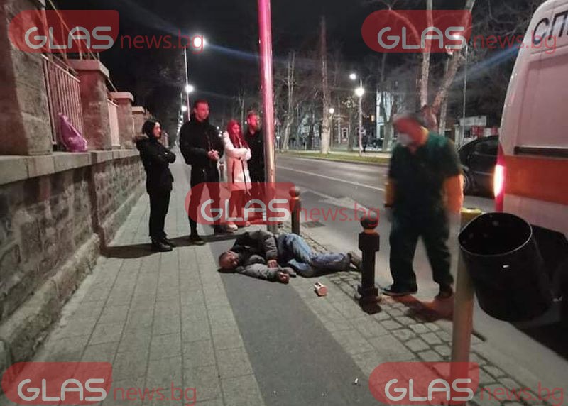 Мъж се строполи на тротоар в Пловдив! Линейка е на мястото СНИМКА