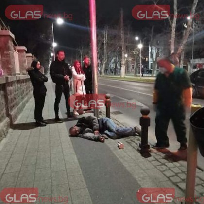 Мъж се строполи на тротоар в Пловдив! Линейка е на мястото СНИМКА
