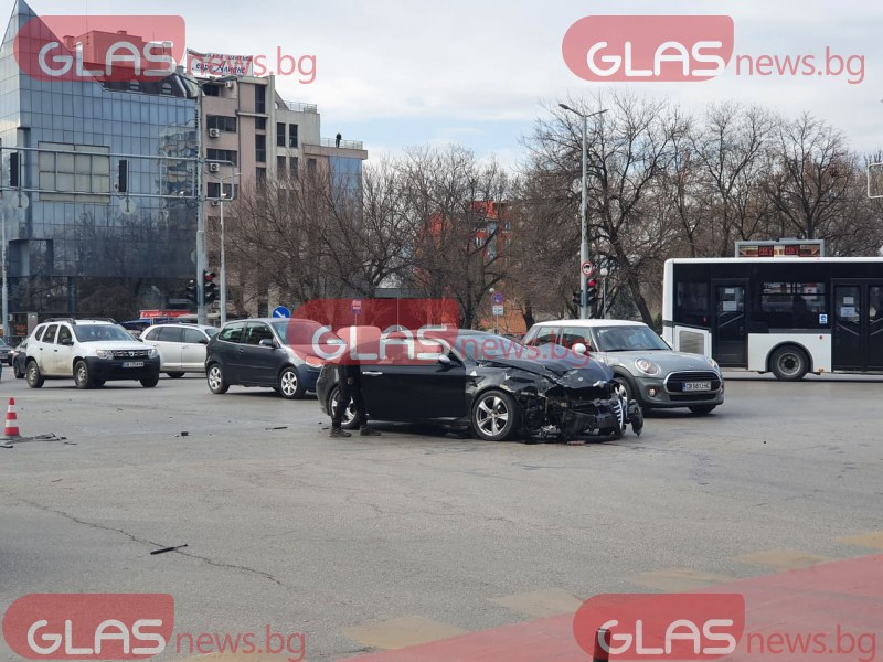 Алфа е с разбита предница след тежък удар на кръстовище в Пловдив  СНИМКИ