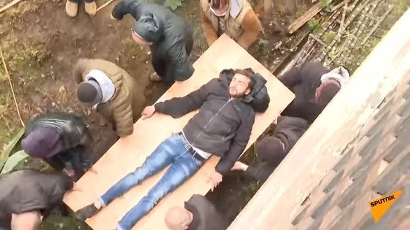 Боже?! Десет души паднаха от балкон по време на сбиване в епархия ВИДЕО