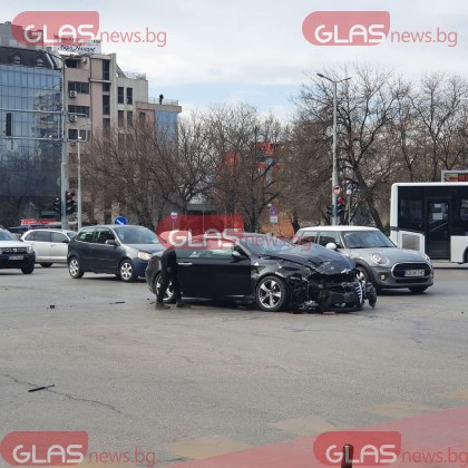 Алфа е с разбита предница след тежък удар на кръстовище в Пловдив СНИМКИ