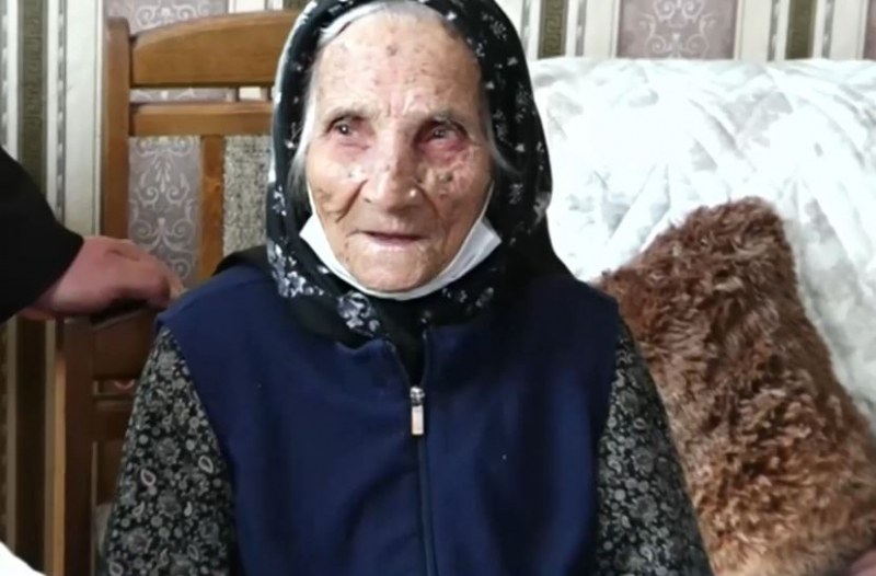 Баба Мица отпразнува 100-я си рожден ден! Цяло село я поздрави