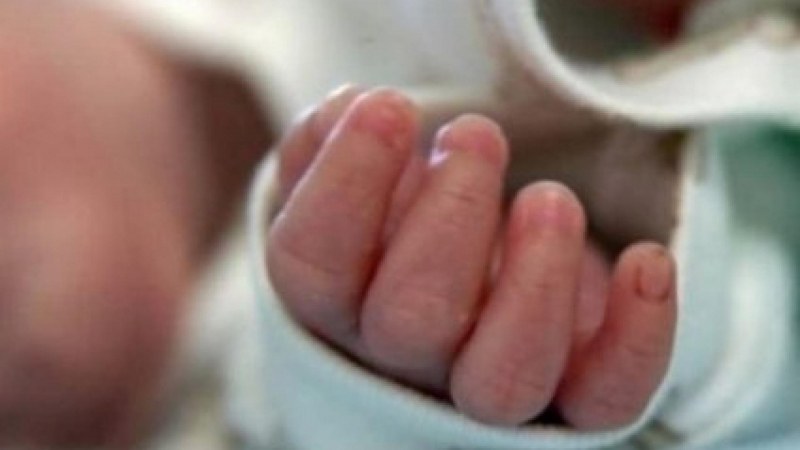 Едва на 4 месеца и се бори за живота си – изоставено е! Лежи по болници