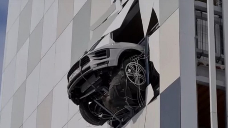 Porsche вися с часове от висок етаж, проби паркинг СНИМКИ и ВИДЕО