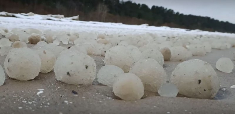 Странно явление! Ледени топки покриха плаж ВИДЕО