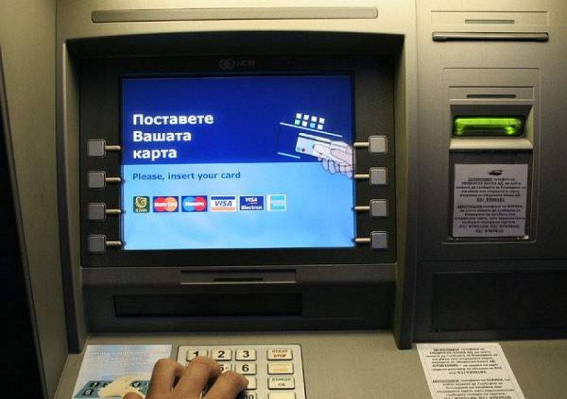 Мъж изтегли пари от банкомат, но не ги взе! Къде са сега?