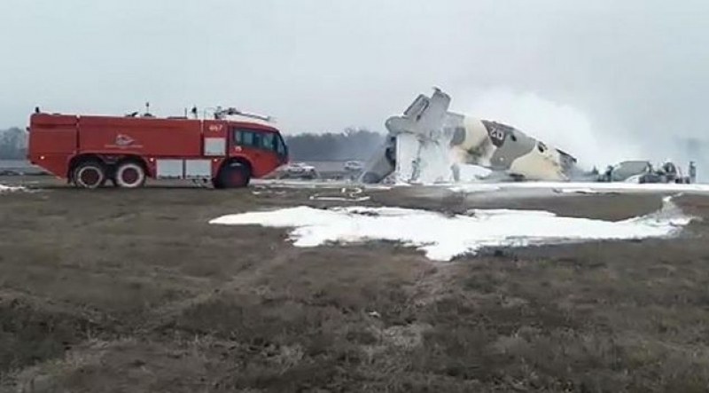Самолет се разби при кацане на летище, има жертви