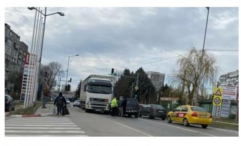 Тир и джип се блъснаха на булевард във Варна!