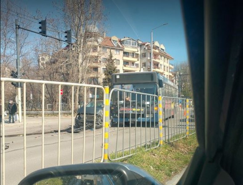 Автобус мина на червено, отнесе майка и дете в 