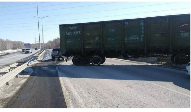 Вагон дерайлира и блокира движението по магистрала!