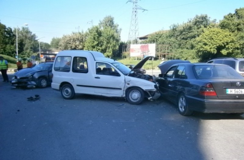 3 коли се блъснаха на кръстовище в Пазарджик! Водачът на едната - с 2.71 промила