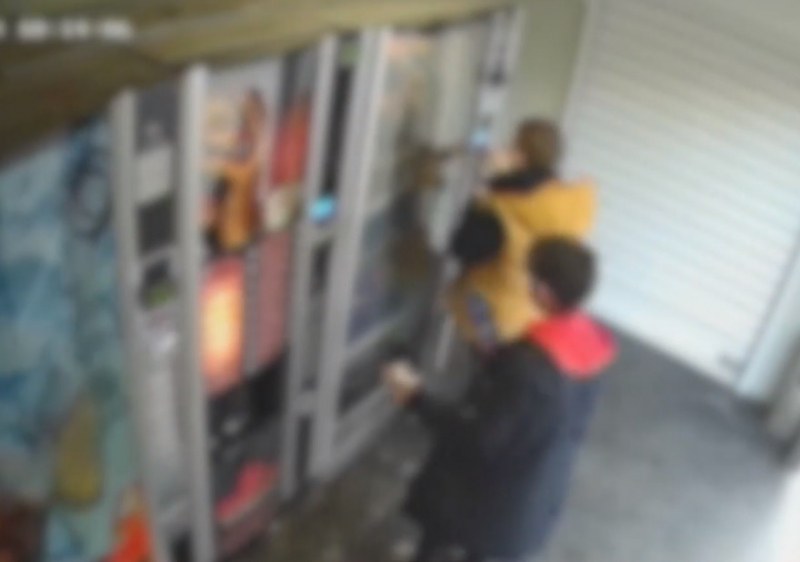 Тийн вандализъм! Момчета с нож разбиват вендинг автомати ВИДЕО