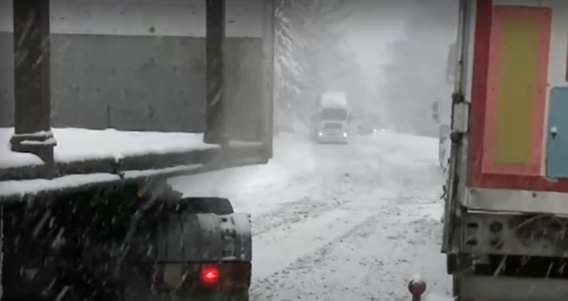 В снега камион блокира път до Самоков. Опашки от тирове ВИДЕО