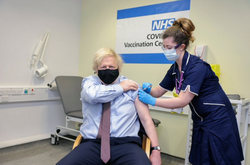 Британският премиер Борис Джонсън се ваксинира. Какво разказа след това?